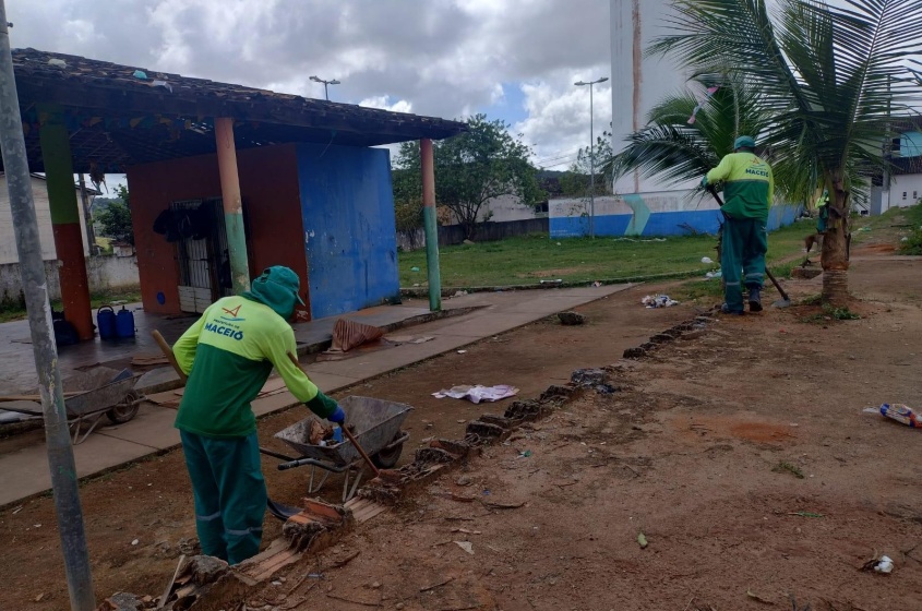 Garis atuaram na capinação e limpeza das ruas do bairro. Foto: Ascom Alurb