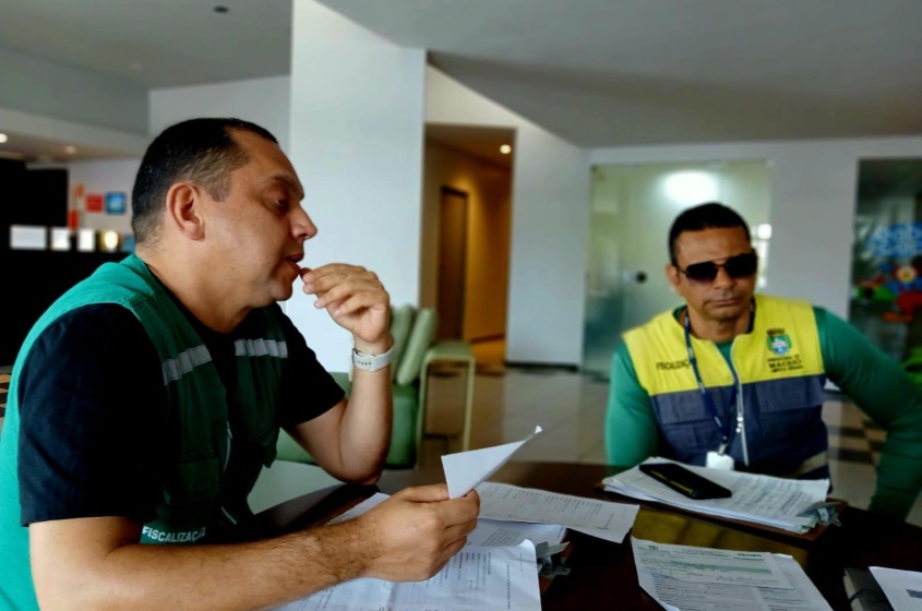 Equipes da Alurb conversaram com donos e gestores de empreendimentos sobre o descarte de resíduos. Foto: Tháchyna Lorena (estagiária)/Ascom Alurb
