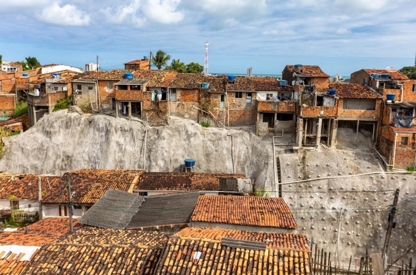 Com tecnologia de solo grampeado, a obra integra um conjunto de ações que já somam R$ 150 milhões aplicados. Foto: Secom Maceió.