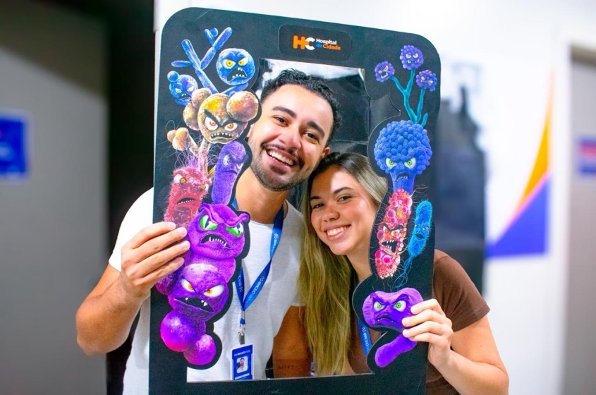 A ação buscou mostrar que, mais assustadores que os fantasmas do Halloween, são os microrganismos invisíveis que podem causar infecções. Foto: David Silas/Ascom Maceió Saúde