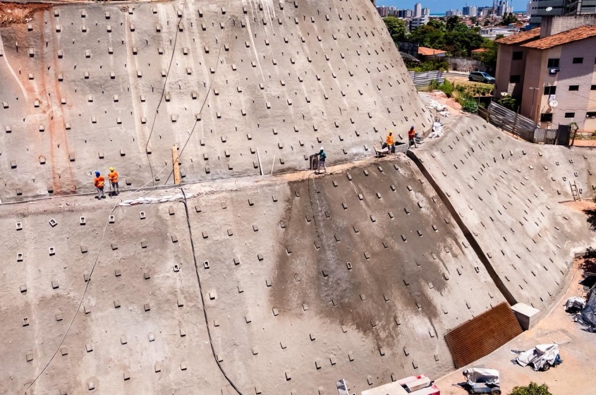 Serviços estão adiantados em mais uma encosta no Vale do Reginaldo. Foto: Felipe Sóstenes/ Ascom GVP
