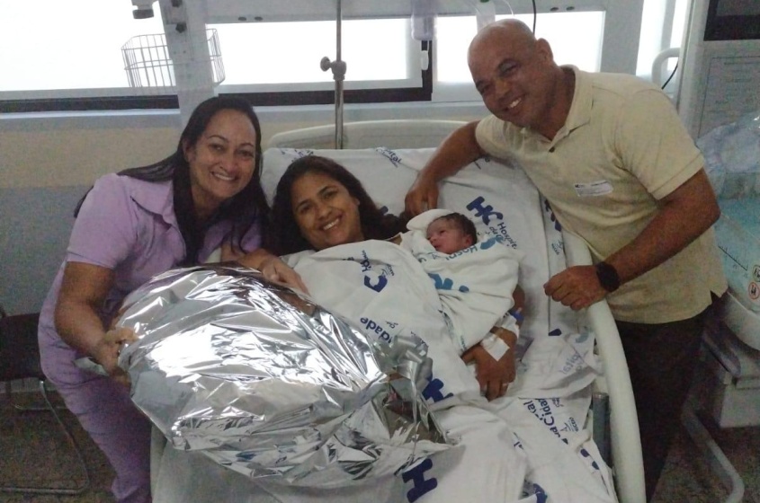 A pequena Esther nos primeiros minutos de vida, cercada pelos cuidados da equipe da maternidade do Hospital da Cidade. Foto: Arquivo pessoal