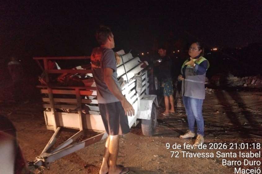 Cidadão é flagrado fazendo o descarte irregular. Foto: Ascom Alurb