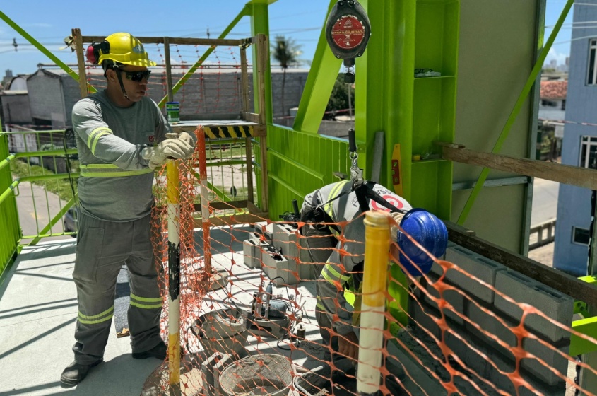 Torres dos elevadores recebem acabamentos. Foto: Julya Beatriz/Ascom Seminfra