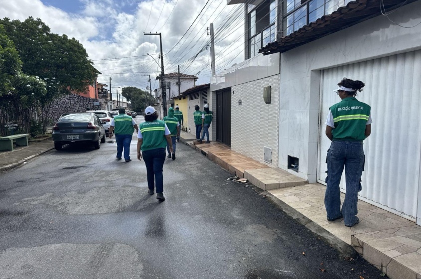 Moradores da região são orientados sobre uso do Ecoponto Petrópolis. Foto: Ascom Alurb