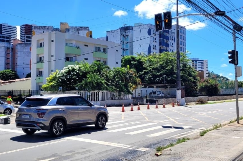 Semáforo na Av. Dona Constança instalado para a travessia de pedestres