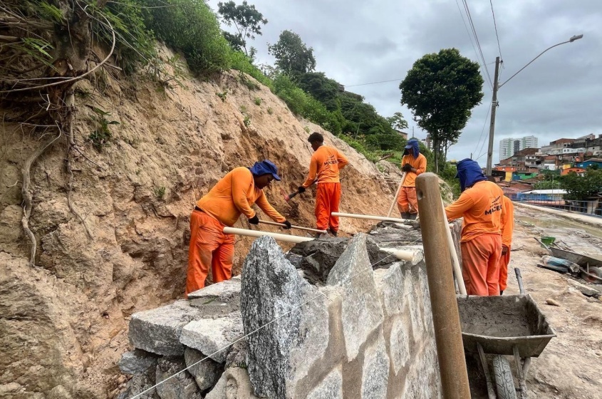 Obra da praça suspensa no Vale do Reginaldo. Foto: Ascom Seminfra