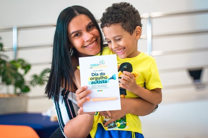 Karolayne Nobre é mãe do Henry Gabriel, 5 anos, que também é acompanhando na Casa do Autista. Foto: David Silas/Ascom Maceió Saúde