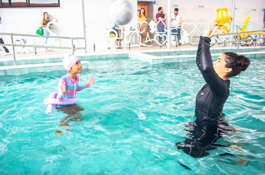 Com acompanhamento de profissionais especializados, as atividades na piscina integram o plano terapêutico da Casa do Autista. Foto: David Silas/Ascom Maceió Saúde