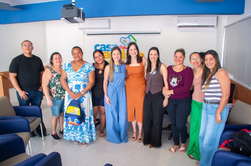 Durante as reuniões, a equipe multiprofissional reforçou a importância da participação das famílias no processo terapêutico, fortalecendo vínculos e construindo estratégias de cuidado que ultrapassam o ambiente das terapias e chegam ao cotidiano dos pacientes. Foto: David Silas/ Ascom Maceió Saúde
