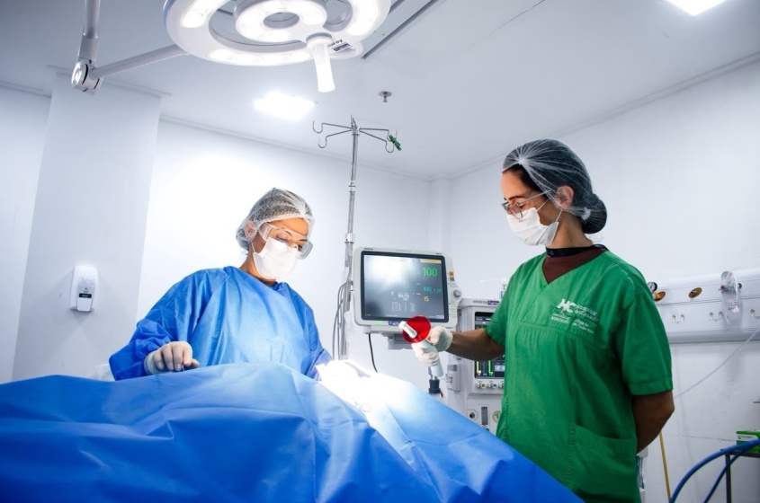 Danilo, uma criança com TEA, nível 3 de suporte e não verbal, precisou passar por um procedimento odontológico no centro cirúrgico. Foto: David Silas/ Ascom Maceió Saúde