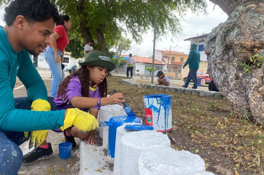 Ações como limpeza e pintura na praça beneficiam toda a comunidade. Tháchyna Lorena (estagiária)/Ascom Alurb