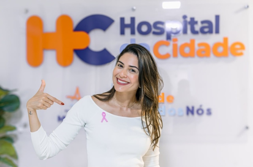 Camila Porciúncula, diretora-presidente do Maceió Saúde, destaca a ampliação da oferta de exames durante o Outubro Rosa. Foto: David Silas/ Ascom Maceió Saúde