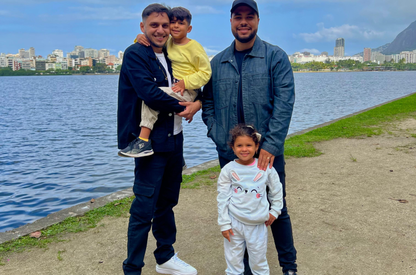 Álvaro, seu marido Milton, e os filhos Benjamin e Dandara. Foto: cortesia.