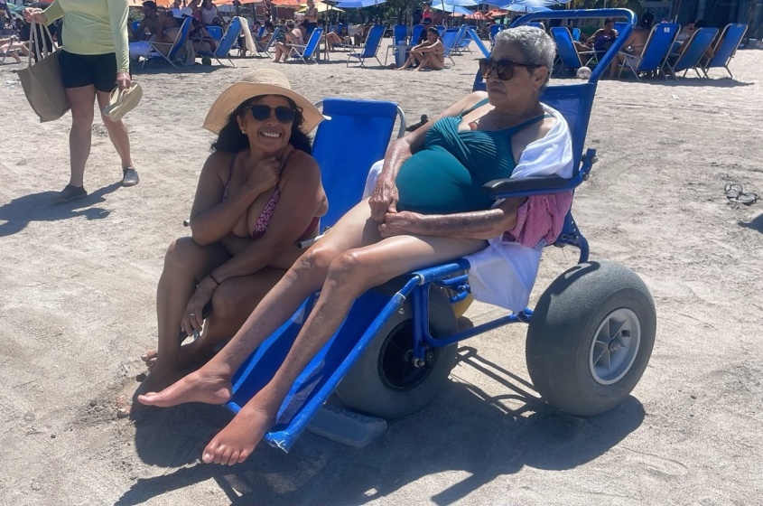 Mãe e filha aproveitando à praia da Pajuçara Foto: Ascom SEMESP.