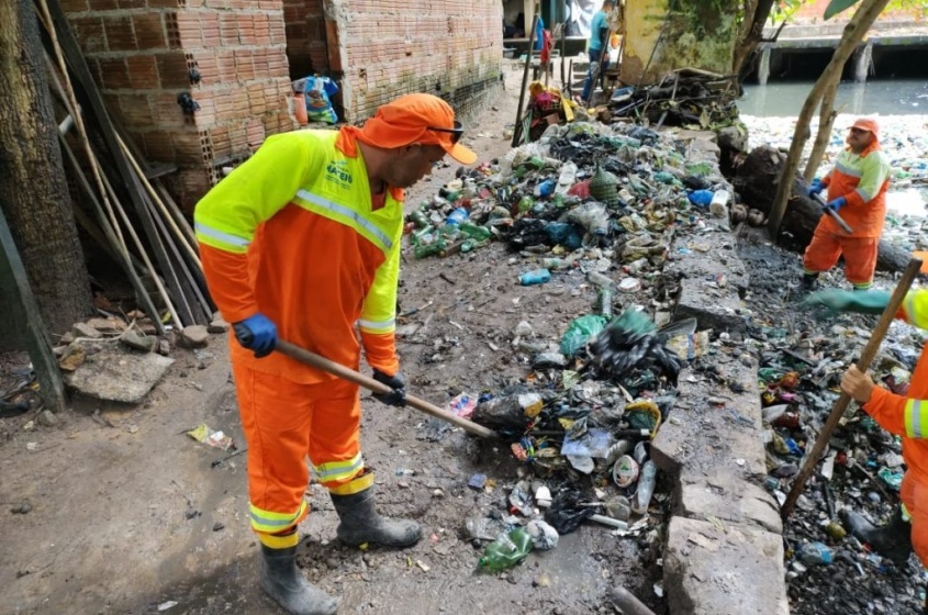 Ainda é comum localizar durante os serviços de desassoreamento materiais como pneus, móveis inservíveis e itens recicláveis. Foto: Ascom Sudes