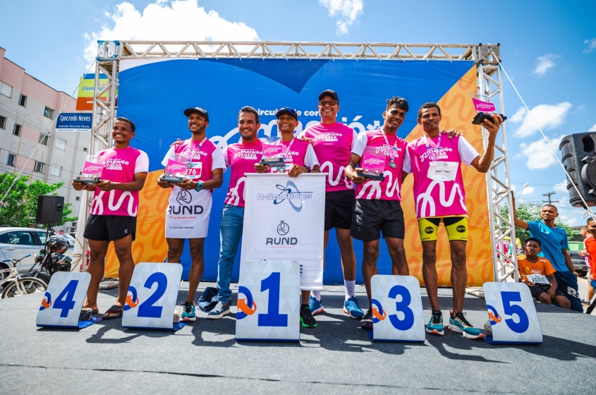 Cinco primeiros lugares na categoria masculino e feminino receberam troféu e premiação em dinheiro. (Foto: Jonathan Lins)