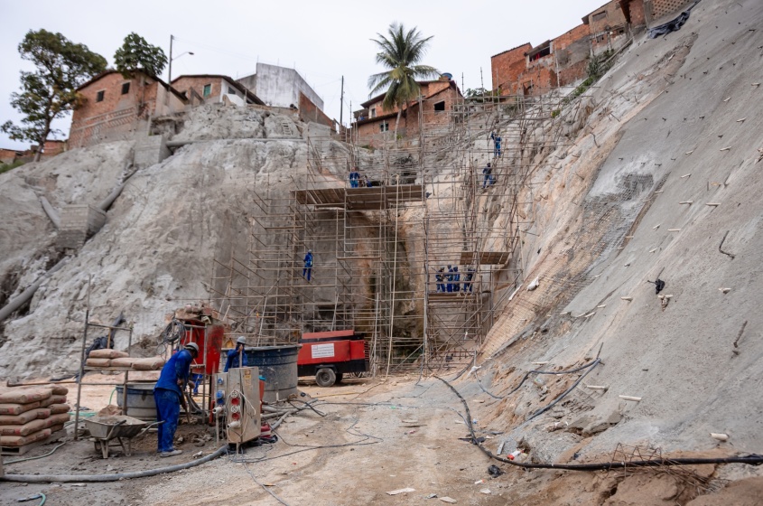 Obras ajudam na estabilização de terrenos inclinados e previnem deslizamentos. Foto: Felipe Sóstenes/ Ascom GVP
