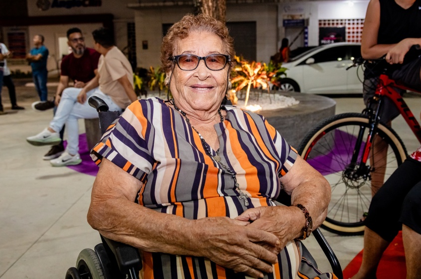 Maria de Lurdes destaca mudança positiva no espaço de lazer da vizinhança. Foto: Felipe Sóstenes/Ascom GVP