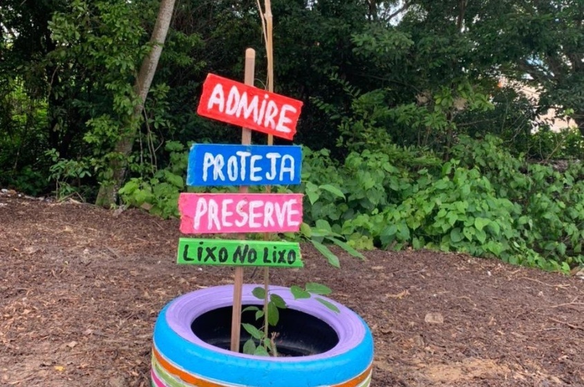 Material é utilizado para auxiliar no crescimento de árvores plantadas. Foto: Ascom Sudes