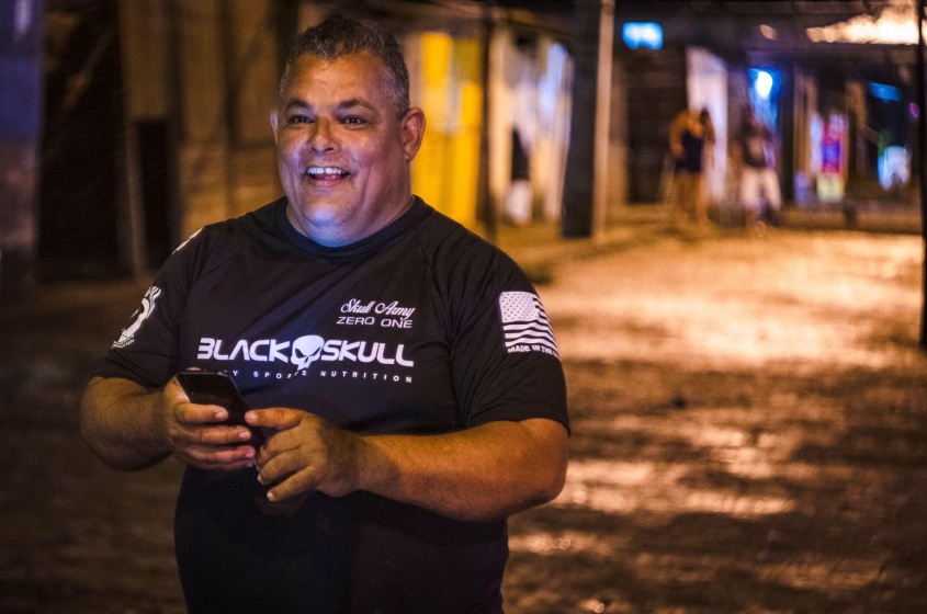 Morador do conjunto, Ivan Ribeiro, comemorou a chegada da Sima. Foto: Matheus Alves/Ascom Sima