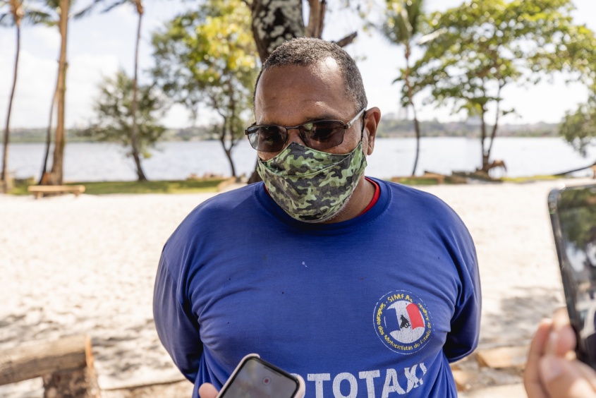 Erasmo Filho, morador da orla lagunar há 50 anos, conta da felicidade em ver as mudanças no local. Foto: Edvan Ferreira/Secom Maceió