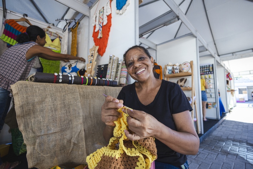 Artesã Francisca Cardeal participa da feira pela segunda vez. Foto: Felipe Sóstenes/Secom Maceió