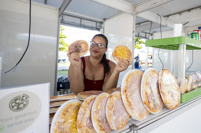 Comerciante Kelly Omena participa da feira pela primeira vez. Foto: Felipe Sóstenes/Secom Maceió