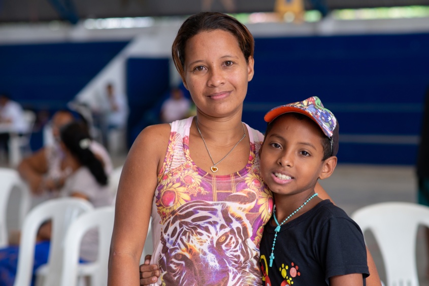 Maria Aparecida e o filho João Victor foram atendidos pela ação (Foto: Juliete Santos/Secom Maceió)
