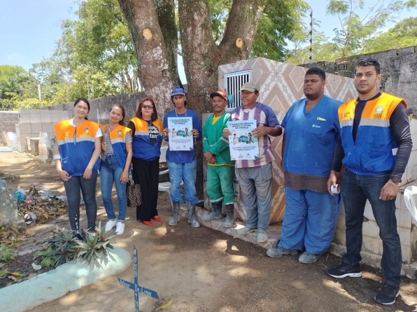 Equipe da Semas também conversou com funcionários e responsáveis pelos cemitérios da capital. Foto: Ascom/Semas