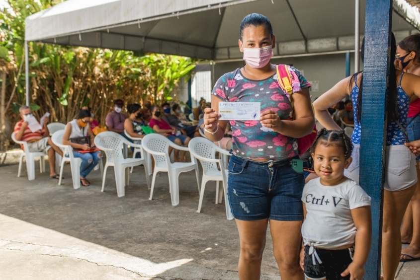 Daniela Ferreira recebeu o benefício no valor de R$ 50,00. Foto: Gabriel Moreira/Secom Maceió