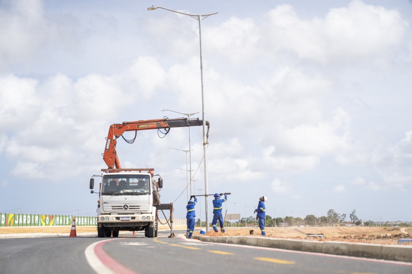 Obras de implantação da rede de iluminação pública na Avenida Marília Mendonça, na Cidade Universitária. Foto: Gabriel Stewart/Ascom Ilumina