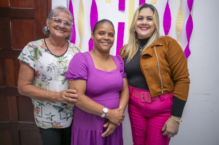 Maria com as técnicas do Cras, Luzilda e Mariele.Foto: Allan César/Secom Maceió