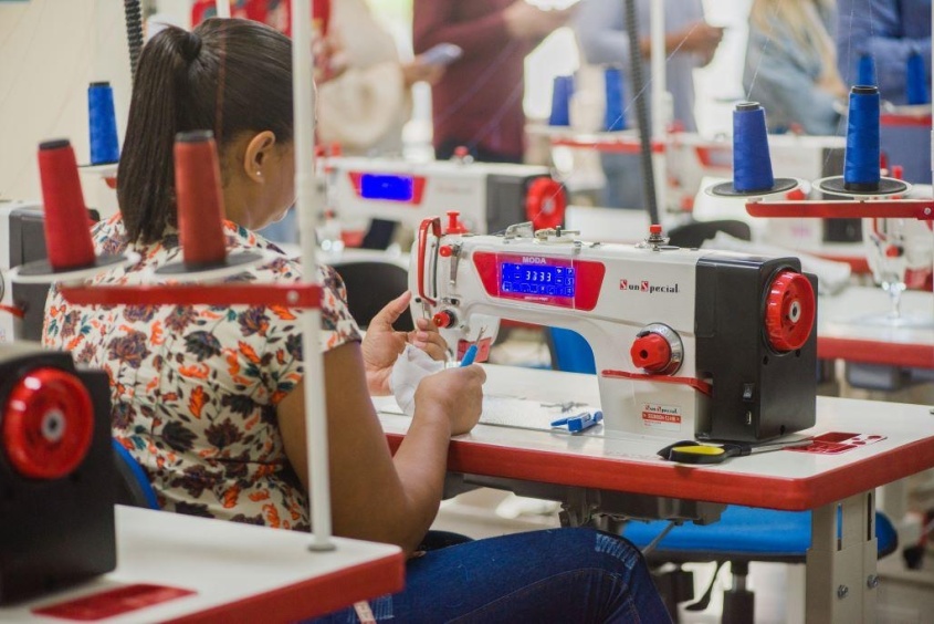 Alunos recebem formação profissional no segmento de moda com a ajuda do Município. Foto: Gabriel Moreira/Secom Maceió
