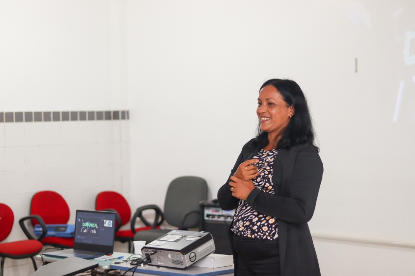 Diretora escolar, Jucicleide Gomes, conduziu formação. Foto: Luan Oliveira (estagiário)/Ascom Semed