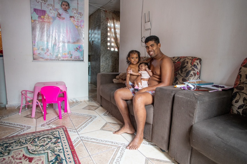 Leandro, pai de Lauanne e Laura, comemora a novidade. Foto: Célio Júnior/Secom Maceió