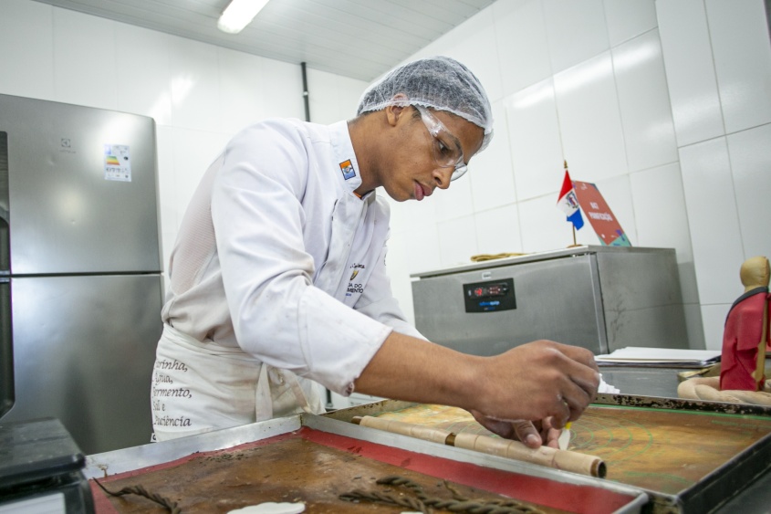 Aluno do Acessuas, Raikkonen  Ângelo foi quarto lugar na  Olimpíada Nacional de Padaria do Senai. Foto: Allan César/ Secom Maceió