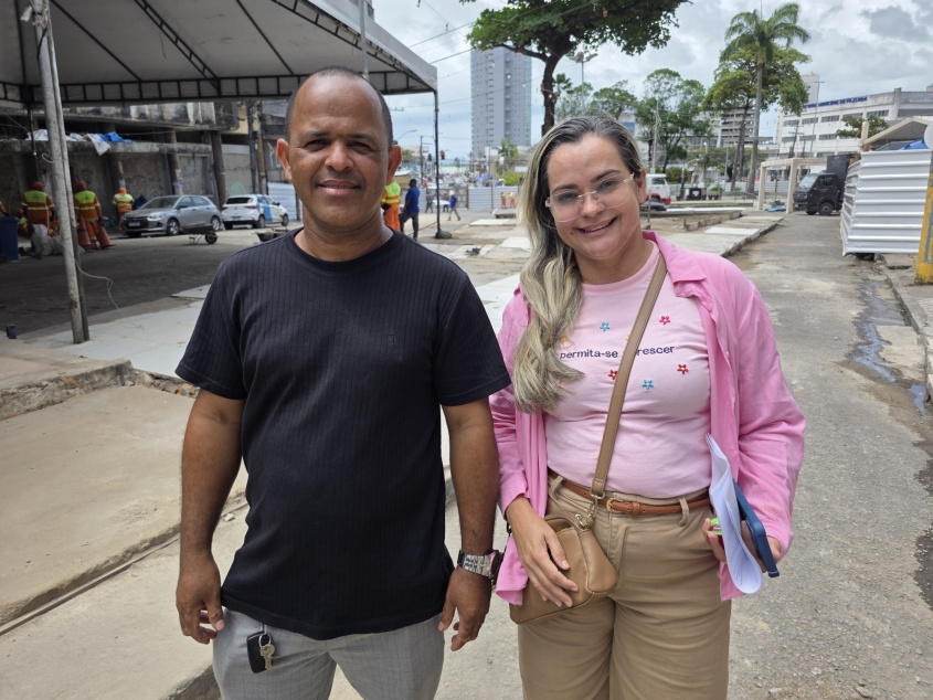 José Dário e Aline Loureiro, líderes dos ambulantes da Praça dos Palmares, comemoram as mudanças que darão vida nova ao Centro. Foto: Beto Macário
