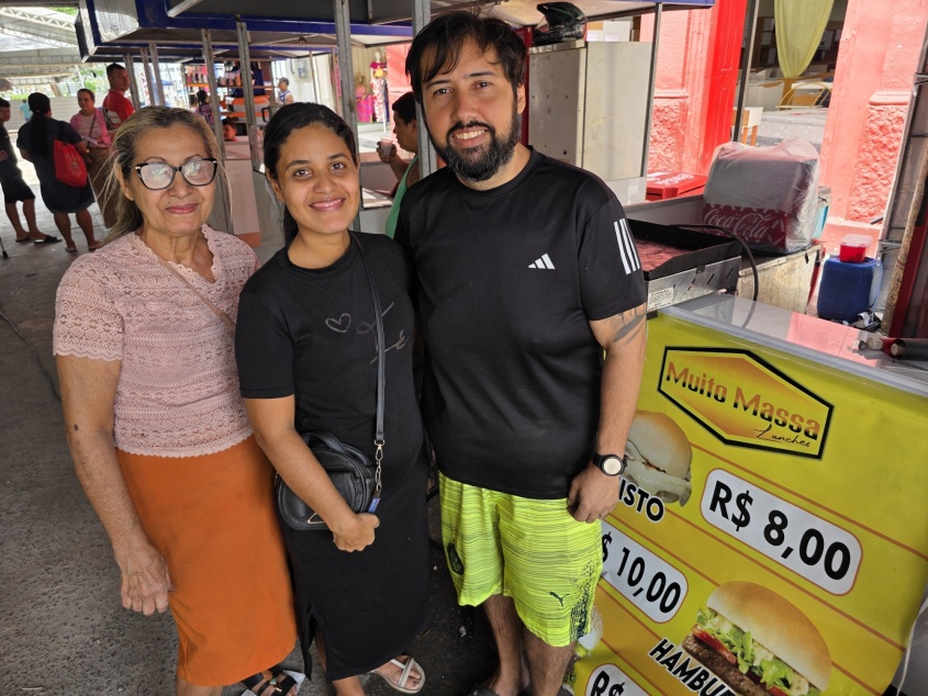 Graça Souza, a filha Carine e o genro Pedro vendem lanches no Centro. Foto: Beto Macário