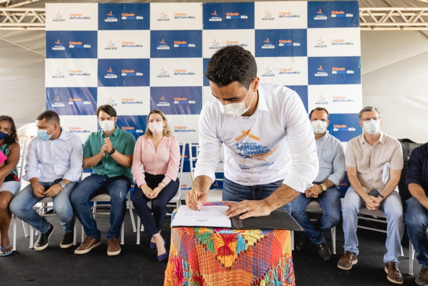 Durante a assinatura da ordem de serviço, o prefeito JHC ressaltou que as famílias terão mais tranquilidade para matricular seus filhos na creche. Foto: Edvan Ferreira / Secom Maceió