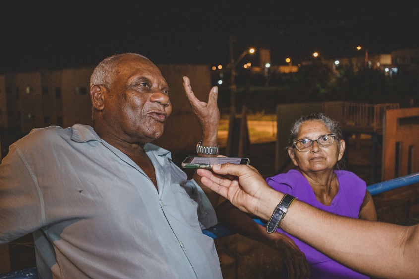 Casal de idosos aprovou realização do mutirão. Foto: Matheus Alves
