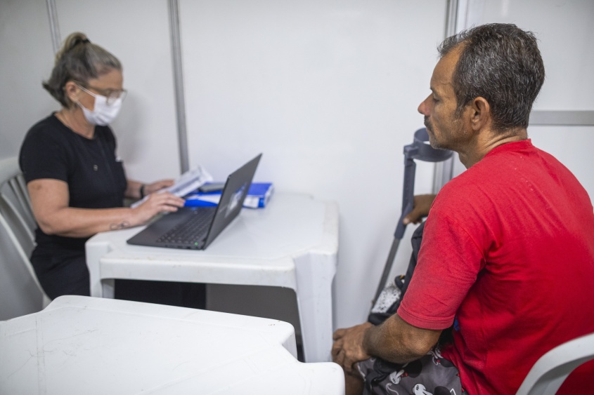 Edson dos Santos durante atendimento da assistência social. Foto: Alisson Frazão/ Secom Maceió