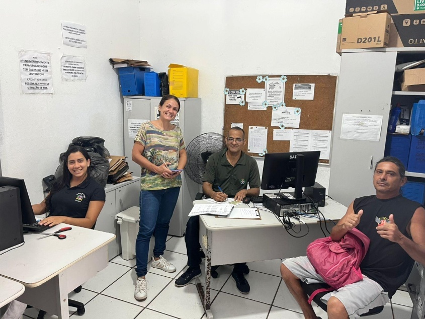 Equipes dos Centros Pops estão empenhadas em ajudar os usuários com as inscrições. Foto: Cortesia