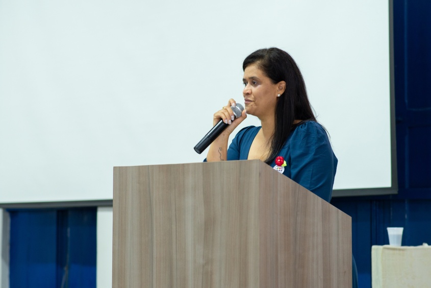 Coordenadora do Cras Pintaguinha, Gal Souza, explica que o serviço de convivência trabalha com todo o público em vulnerabilidade social. Foto: Juliete Santos/Secom Maceió