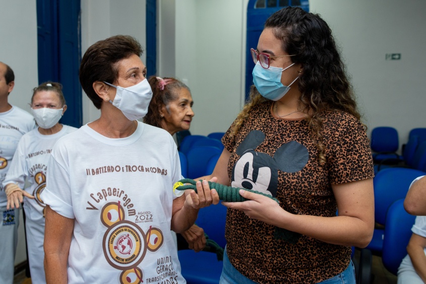 Noêmia Pereira recebe sua primeira corda como praticante de capoeira. Foto: Juliete Santos/Secom Maceió
