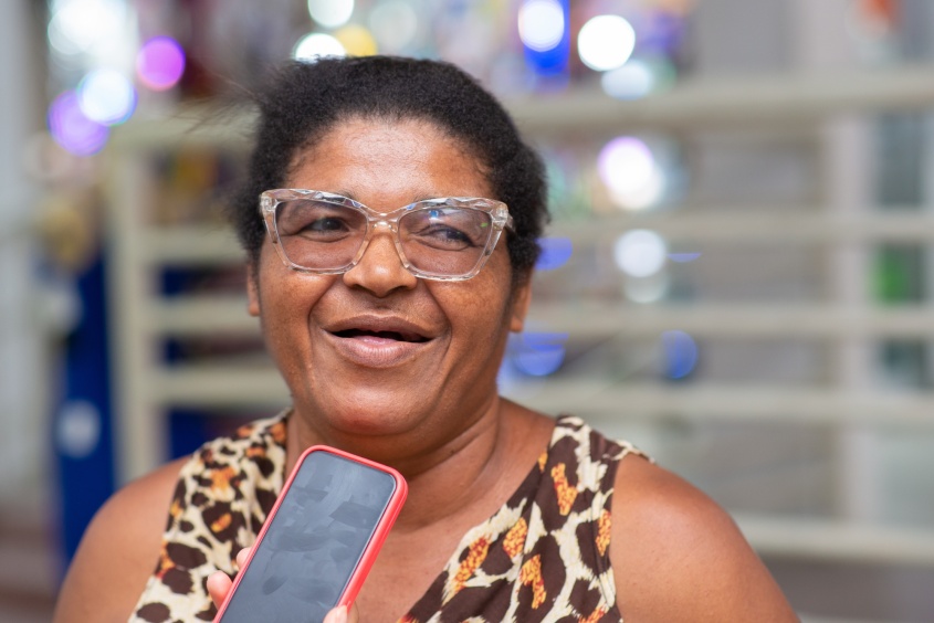 Edileuza Silva quer presentear o neto de 8 anos com um brinquedo e achou os preços do Shopping Popular atrativos (Foto: Juliete Santos/Secom Maceió)
