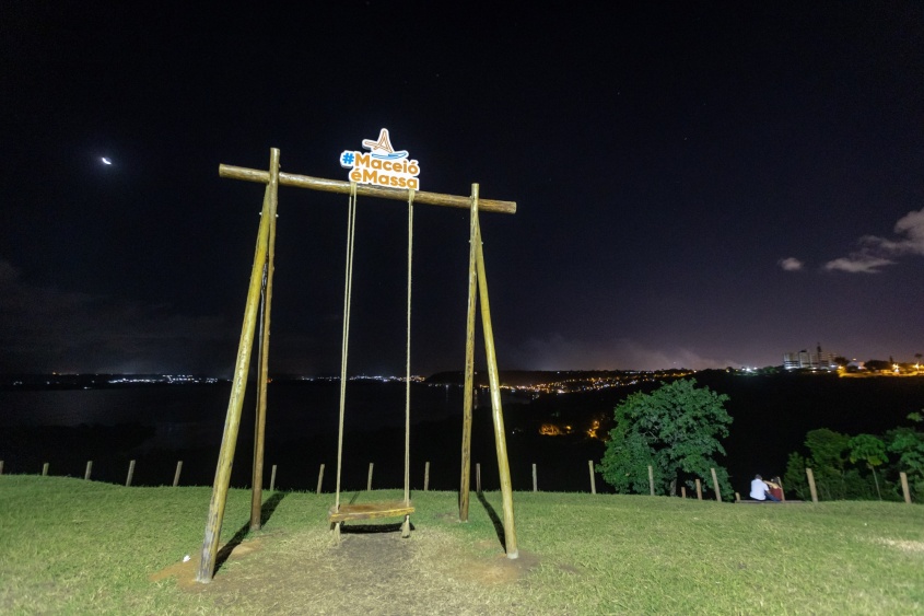 Mirante do balanço gigante conta com iluminação em LED. Foto: Itawi Albuquerque/Secom Maceió