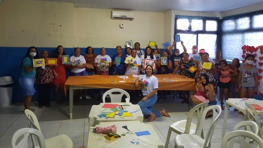 Cerca de 20 usuárias confeccionaram porta-retratos com fotos de suas famílias. Foto: Cras Sônia Sampaio