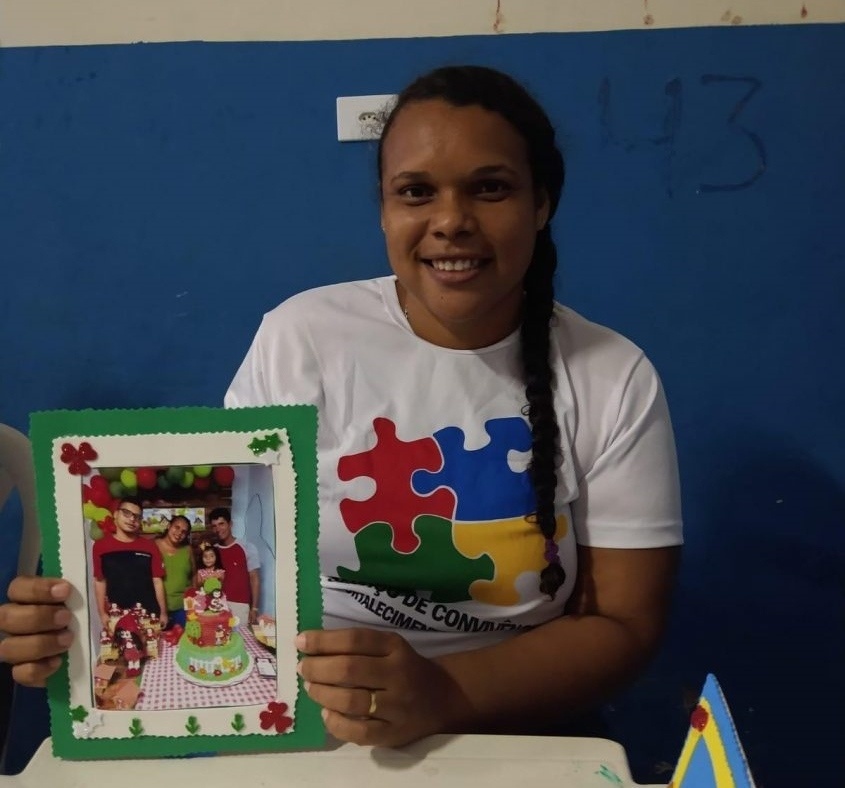 Cinthia Rafaelly participou da oficina de porta-retratos. Foto: Cras Sônia Sampaio