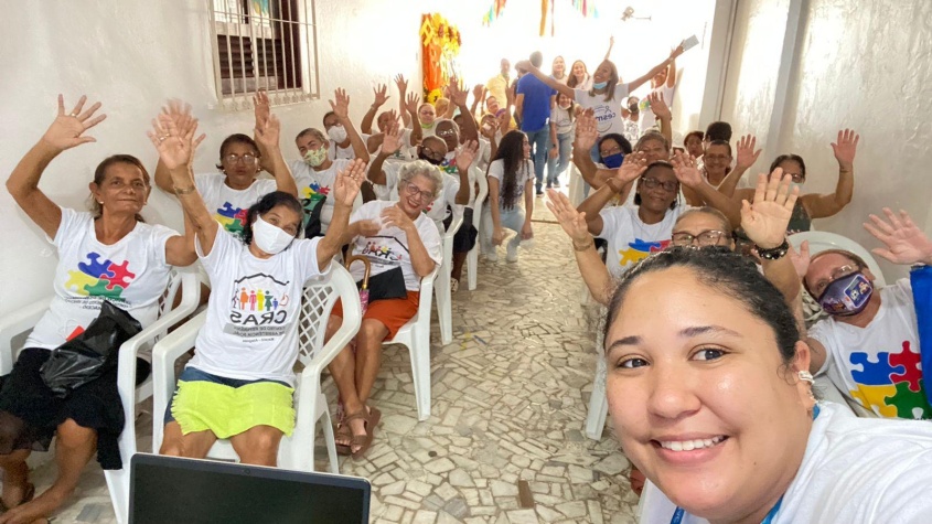 A professora do Curso de Nutrição do Cesmac, Isadora Bianco, participou da atividade no Cras Área Lagunar. Foto: Cras Área Lagunar